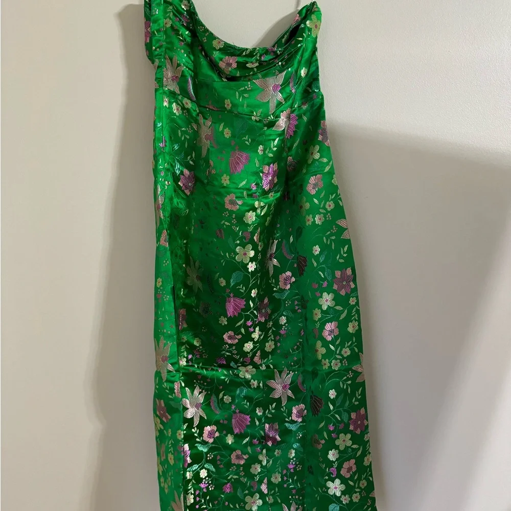 Lulus Make a Move Green Satin Floral Jacquard Strapless
Midi Dress - Picture 5 of 8